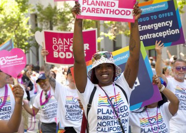 San Francisco, CA - 30 Haziran 2024: 54. Geleneksel Gay Onur Yürüyüşü 'nün kimliği belirsiz katılımcıları piyasaya çıkıyor. Bu yılın teması, Aşk Feneri.