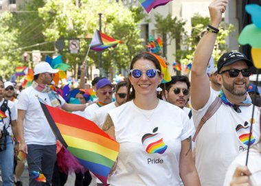 San Francisco, CA - 30 Haziran 2024: 54. Geleneksel Gay Onur Yürüyüşü 'nün kimliği belirsiz katılımcıları piyasaya çıkıyor. Bu yılın teması, Aşk Feneri.