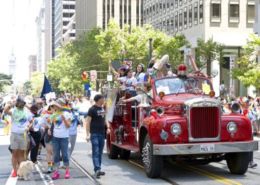 San Francisco, CA - 30 Haziran 2024: 54. Geleneksel Gay Onur Yürüyüşü 'nün kimliği belirsiz katılımcıları piyasaya çıkıyor. Bu yılın teması, Aşk Feneri.