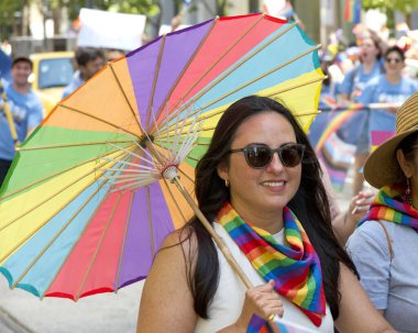 San Francisco, CA - 30 Haziran 2024: 54. Geleneksel Gay Onur Yürüyüşü 'nün kimliği belirsiz katılımcıları piyasaya çıkıyor. Bu yılın teması, Aşk Feneri.