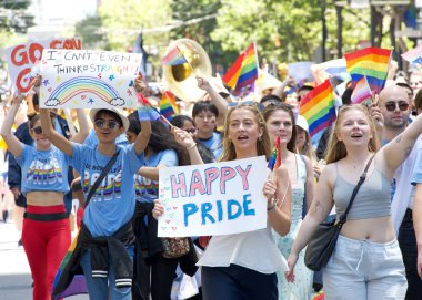 San Francisco, CA - 30 Haziran 2024: 54. Geleneksel Gay Onur Yürüyüşü 'nün kimliği belirsiz katılımcıları piyasaya çıkıyor. Bu yılın teması, Aşk Feneri.