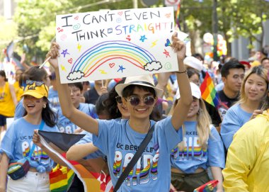 San Francisco, CA - 30 Haziran 2024: 54. Geleneksel Gay Onur Yürüyüşü 'nün kimliği belirsiz katılımcıları piyasaya çıkıyor. Bu yılın teması, Aşk Feneri.