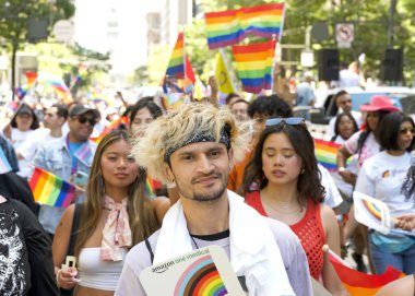 San Francisco, CA - 30 Haziran 2024: 54. Geleneksel Gay Onur Yürüyüşü 'nün kimliği belirsiz katılımcıları piyasaya çıkıyor. Bu yılın teması, Aşk Feneri.