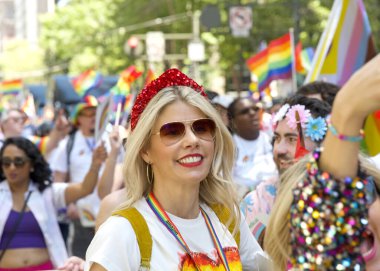 San Francisco, CA - 30 Haziran 2024: 54. Geleneksel Gay Onur Yürüyüşü 'nün kimliği belirsiz katılımcıları piyasaya çıkıyor. Bu yılın teması, Aşk Feneri.