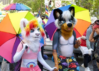 San Francisco, CA - 30 Haziran 2024: 54. Geleneksel Gay Onur Yürüyüşü 'nün kimliği belirsiz katılımcıları piyasaya çıkıyor. Bu yılın teması, Aşk Feneri.