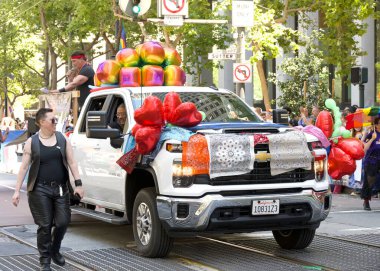 San Francisco, CA - 30 Haziran 2024: 54. Geleneksel Gay Onur Yürüyüşü 'nün kimliği belirsiz katılımcıları piyasaya çıkıyor. Bu yılın teması, Aşk Feneri.