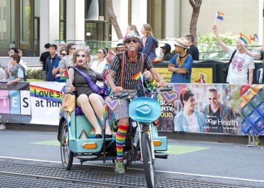 San Francisco, CA - 30 Haziran 2024: 54. Geleneksel Gay Onur Yürüyüşü 'nün kimliği belirsiz katılımcıları piyasaya çıkıyor. Bu yılın teması, Aşk Feneri.