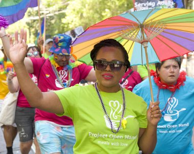 San Francisco, CA - 30 Haziran 2024: 54. Geleneksel Gay Onur Yürüyüşü 'nün kimliği belirsiz katılımcıları piyasaya çıkıyor. Bu yılın teması, Aşk Feneri.