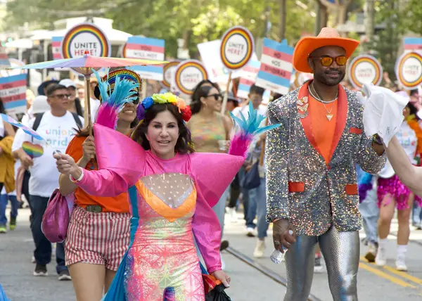 San Francisco, CA - 30 Haziran 2024: 54. Geleneksel Gay Onur Yürüyüşü 'nün kimliği belirsiz katılımcıları piyasaya çıkıyor. Bu yılın teması, Aşk Feneri.