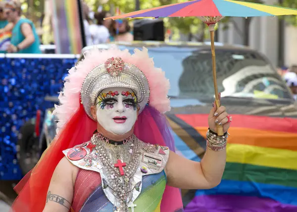 San Francisco, CA - 30 Haziran 2024: 54. Geleneksel Gay Onur Yürüyüşü 'nün kimliği belirsiz katılımcıları piyasaya çıkıyor. Bu yılın teması, Aşk Feneri.