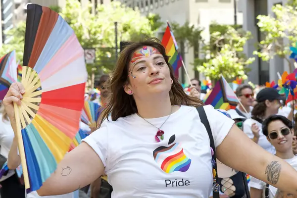 San Francisco, CA - 30 Haziran 2024: 54. Geleneksel Gay Onur Yürüyüşü 'nün kimliği belirsiz katılımcıları piyasaya çıkıyor. Bu yılın teması, Aşk Feneri.