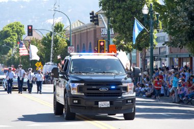 Alameda, CA - 4 Temmuz 2023: Ülkenin en büyük ve en uzun Bağımsızlık Günü geçit törenlerinden biri olan Alameda 4 Temmuz Geçidi katılımcıları.