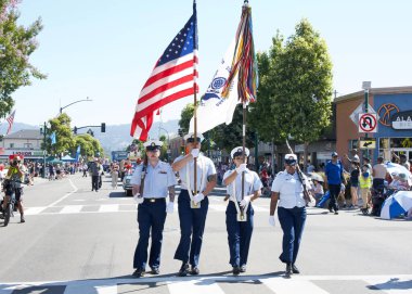 Alameda, CA - 4 Temmuz 2023: Ülkenin en büyük ve en uzun Bağımsızlık Günü geçit törenlerinden biri olan Alameda 4 Temmuz Geçidi katılımcıları.