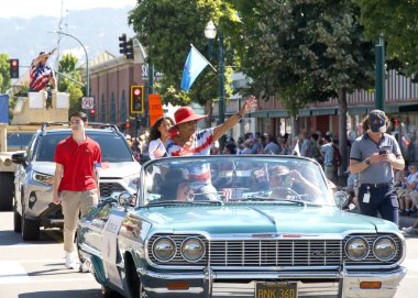 Alameda, CA - 4 Temmuz 2023: Ülkenin en büyük ve en uzun Bağımsızlık Günü geçit törenlerinden biri olan Alameda 4 Temmuz Geçidi katılımcıları.