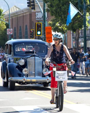 Alameda, CA - 4 Temmuz 2023: Alameda 4 Temmuz Geçidi 'nde Belediye Başkanı Marilyn Ezzy Ashcraft, ülkenin en büyük ve en uzun Bağımsızlık Günü geçit törenlerinden biri..