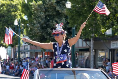 Alameda, CA - 4 Temmuz 2023: Trish Hererra Spencer Alameda 4 Temmuz Geçidi 'nde, ülkenin en büyük ve en uzun Bağımsızlık Günü geçit törenlerinden biri..