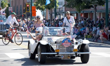 Alameda, CA - 4 Temmuz 2023: Ülkenin en büyük ve en uzun Bağımsızlık Günü geçit törenlerinden biri olan Alameda 4 Temmuz Geçidi katılımcıları.