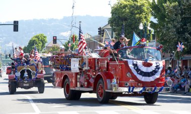 Alameda, CA - 4 Temmuz 2023: Ülkenin en büyük ve en uzun Bağımsızlık Günü geçit törenlerinden biri olan Alameda 4 Temmuz Geçidi katılımcıları.