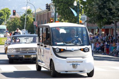 Alameda, CA - 4 Temmuz 2023: Ülkenin en büyük ve en uzun Bağımsızlık Günü geçit törenlerinden biri olan Alameda 4 Temmuz Geçidi katılımcıları.