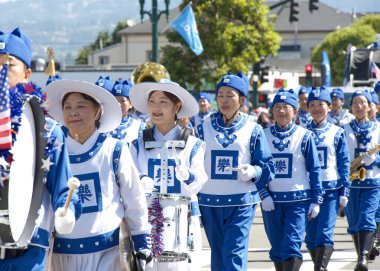 Alameda, CA - 4 Temmuz 2023: Ülkenin en büyük ve en uzun Bağımsızlık Günü geçit törenlerinden biri olan Alameda 4 Temmuz Geçidi katılımcıları.