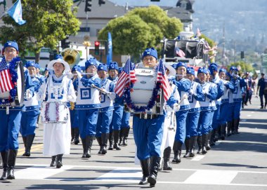 Alameda, CA - 4 Temmuz 2023: Ülkenin en büyük ve en uzun Bağımsızlık Günü geçit törenlerinden biri olan Alameda 4 Temmuz Geçidi katılımcıları.