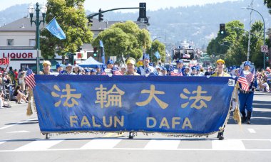 Alameda, CA - 4 Temmuz 2023: Ülkenin en büyük ve en uzun Bağımsızlık Günü geçit törenlerinden biri olan Alameda 4 Temmuz Geçidi katılımcıları.