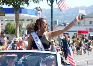 Alameda, CA - 4 Temmuz 2023: Ülkenin en büyük ve en uzun Bağımsızlık Günü geçit törenlerinden biri olan Alameda 4 Temmuz Geçidi katılımcıları.