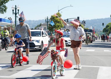 Alameda, CA - 4 Temmuz 2023: Ülkenin en büyük ve en uzun Bağımsızlık Günü geçit törenlerinden biri olan Alameda 4 Temmuz Geçidi katılımcıları.