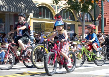 Alameda, CA - 4 Temmuz 2023: Ülkenin en büyük ve en uzun Bağımsızlık Günü geçit törenlerinden biri olan Alameda 4 Temmuz Geçidi katılımcıları.