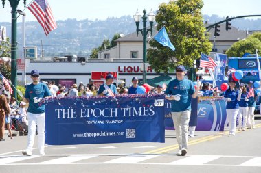 Alameda, CA - 4 Temmuz 2023: Ülkenin en büyük ve en uzun Bağımsızlık Günü geçit törenlerinden biri olan Alameda 4 Temmuz Geçidi katılımcıları.
