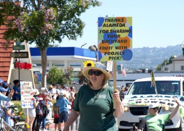 Alameda, CA - 4 Temmuz 2023: Ülkenin en büyük ve en uzun Bağımsızlık Günü geçit törenlerinden biri olan Alameda 4 Temmuz Geçidi katılımcıları.