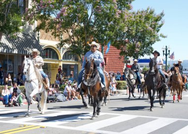 Alameda, CA - 4 Temmuz 2023: Ülkenin en büyük ve en uzun Bağımsızlık Günü geçit törenlerinden biri olan Alameda 4 Temmuz Geçidi katılımcıları.