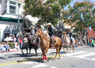Alameda, CA - 4 Temmuz 2023: Ülkenin en büyük ve en uzun Bağımsızlık Günü geçit törenlerinden biri olan Alameda 4 Temmuz Geçidi katılımcıları.