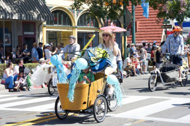 Alameda, CA - 4 Temmuz 2023: Ülkenin en büyük ve en uzun Bağımsızlık Günü geçit törenlerinden biri olan Alameda 4 Temmuz Geçidi katılımcıları.
