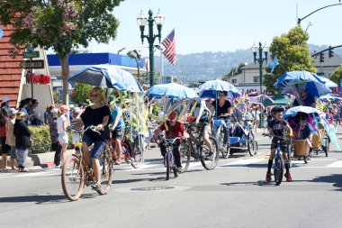 Alameda, CA - 4 Temmuz 2023: Ülkenin en büyük ve en uzun Bağımsızlık Günü geçit törenlerinden biri olan Alameda 4 Temmuz Geçidi katılımcıları.