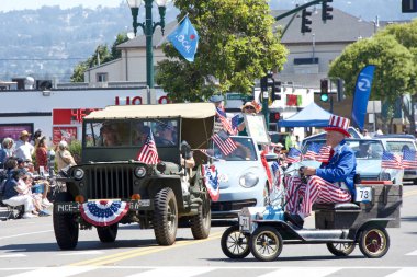 Alameda, CA - 4 Temmuz 2023: Ülkenin en büyük ve en uzun Bağımsızlık Günü geçit törenlerinden biri olan Alameda 4 Temmuz Geçidi katılımcıları.