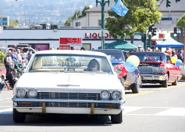 Alameda, CA - 4 Temmuz 2023: Ülkenin en büyük ve en uzun Bağımsızlık Günü geçit törenlerinden biri olan Alameda 4 Temmuz Geçidi katılımcıları.