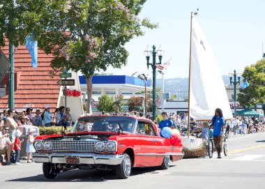 Alameda, CA - 4 Temmuz 2023: Ülkenin en büyük ve en uzun Bağımsızlık Günü geçit törenlerinden biri olan Alameda 4 Temmuz Geçidi katılımcıları.