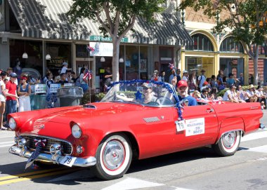 Alameda, CA - 4 Temmuz 2023: Ülkenin en büyük ve en uzun Bağımsızlık Günü geçit törenlerinden biri olan Alameda 4 Temmuz Geçidi katılımcıları.