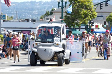 Alameda, CA - 4 Temmuz 2023: Ülkenin en büyük ve en uzun Bağımsızlık Günü geçit törenlerinden biri olan Alameda 4 Temmuz Geçidi katılımcıları.