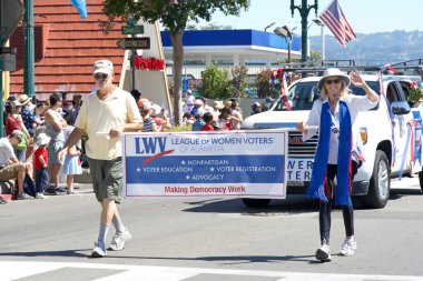 Alameda, CA - 4 Temmuz 2023: Ülkenin en büyük ve en uzun Bağımsızlık Günü geçit törenlerinden biri olan Alameda 4 Temmuz Geçidi katılımcıları.