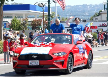Alameda, CA - 4 Temmuz 2023: Ülkenin en büyük ve en uzun Bağımsızlık Günü geçit törenlerinden biri olan Alameda 4 Temmuz Geçidi katılımcıları.