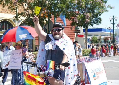 Alameda, CA - 4 Temmuz 2023: Ülkenin en büyük ve en uzun Bağımsızlık Günü geçit törenlerinden biri olan Alameda 4 Temmuz Geçidi katılımcıları.