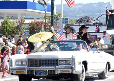 Alameda, CA - 4 Temmuz 2023: Ülkenin en büyük ve en uzun Bağımsızlık Günü geçit törenlerinden biri olan Alameda 4 Temmuz Geçidi katılımcıları.