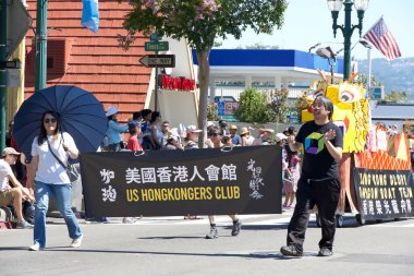 Alameda, CA - 4 Temmuz 2023: Ülkenin en büyük ve en uzun Bağımsızlık Günü geçit törenlerinden biri olan Alameda 4 Temmuz Geçidi katılımcıları.