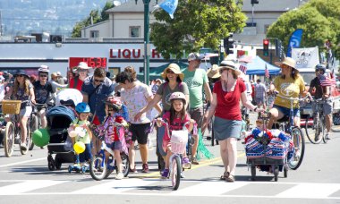 Alameda, CA - 4 Temmuz 2023: Ülkenin en büyük ve en uzun Bağımsızlık Günü geçit törenlerinden biri olan Alameda 4 Temmuz Geçidi katılımcıları.
