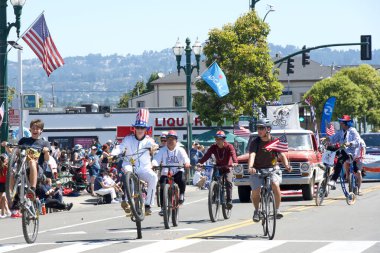 Alameda, CA - 4 Temmuz 2023: Ülkenin en büyük ve en uzun Bağımsızlık Günü geçit törenlerinden biri olan Alameda 4 Temmuz Geçidi katılımcıları.