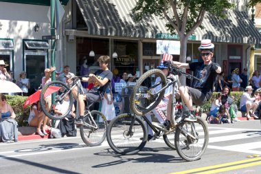 Alameda, CA - 4 Temmuz 2023: Ülkenin en büyük ve en uzun Bağımsızlık Günü geçit törenlerinden biri olan Alameda 4 Temmuz Geçidi katılımcıları.