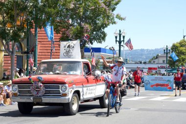 Alameda, CA - 4 Temmuz 2023: Ülkenin en büyük ve en uzun Bağımsızlık Günü geçit törenlerinden biri olan Alameda 4 Temmuz Geçidi katılımcıları.