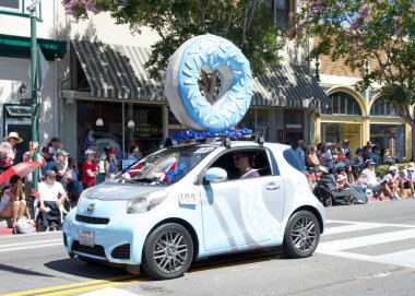 Alameda, CA - 4 Temmuz 2023: Ülkenin en büyük ve en uzun Bağımsızlık Günü geçit törenlerinden biri olan Alameda 4 Temmuz Geçidi katılımcıları.